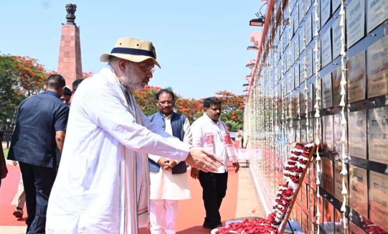 केंद्रीय गृहमंत्री अमित शाह ने अमर वाटिका में शहीदों को दी श्रद्धांजलि, परिजनों से की आत्मीय मुलाकात