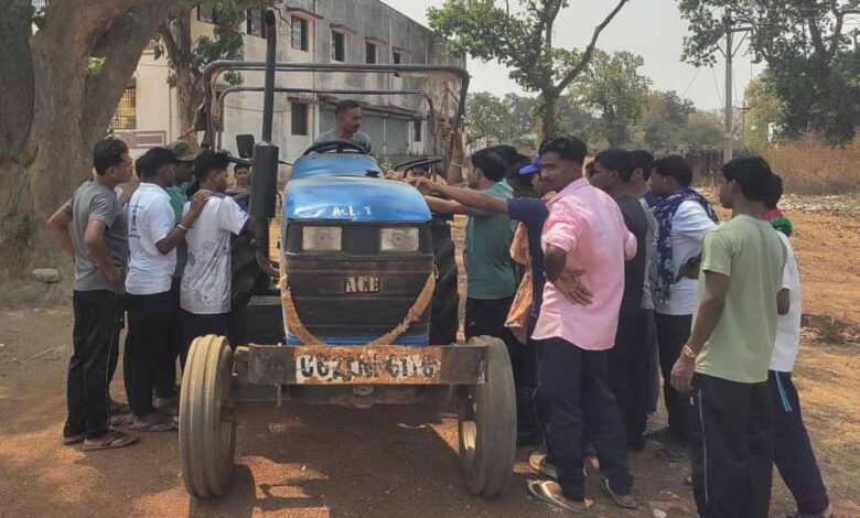 बंदूक से खेती तक: नारायणपुर में आत्मसमर्पित नक्सलियों ने थामा ट्रैक्टर, शुरू की नई जिंदगी
