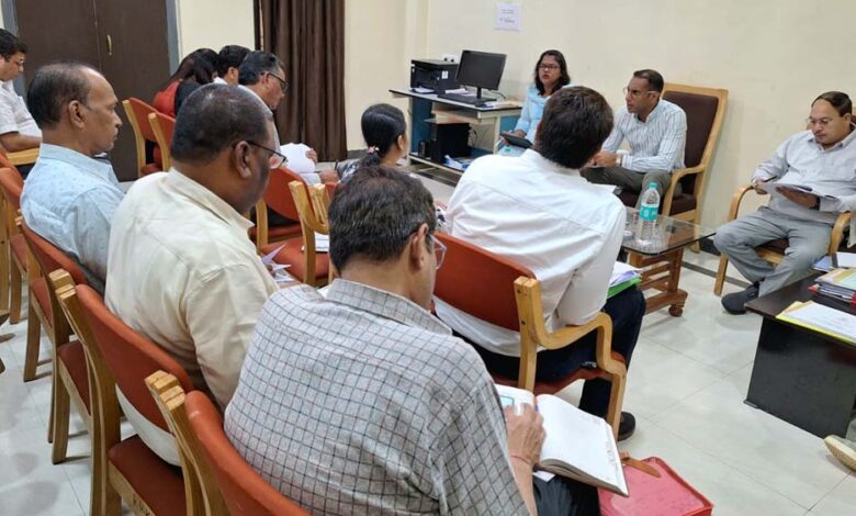 बस्तर में सड़कों और पुलों के काम में आएगी तेजी, लोक निर्माण विभाग के सचिव ने अधिकारियों व ठेकेदारों की ली बैठक