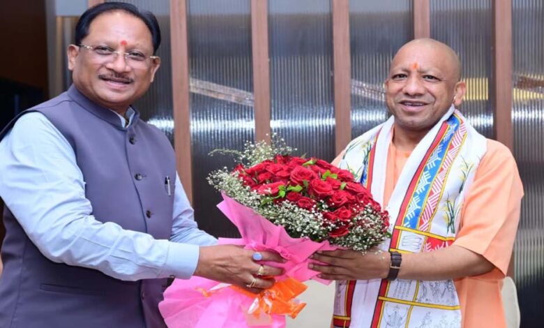 मुख्यमंत्री ने उत्तर प्रदेश के मुख्यमंत्री योगी आदित्यनाथ का किया आत्मीय स्वागत