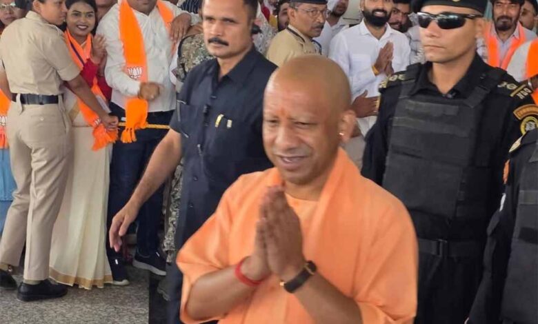 बस्तर पहुंचे CM योगी, मुख्यमंत्री साय ने किया गर्मजोशी से स्वागत