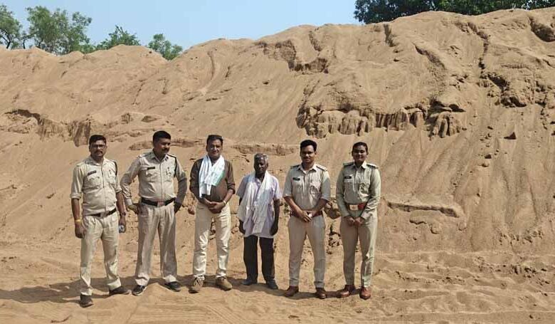गोबरानवापारा में रेत के अवैध उत्खनन-भण्डारण पर खनिज विभाग की बड़ी कार्रवाई, 2 पोकलेन जब्त-सील