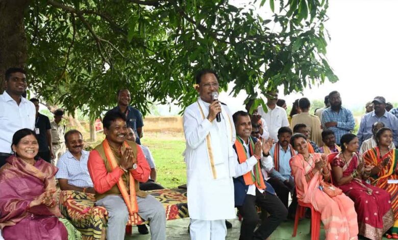 तेंदूपत्ता संग्राहकों के बीच पहुंचे मुख्यमंत्री, महुआ पेड़ के नीचे लगाई चौपाल