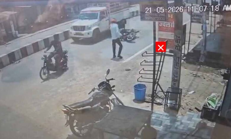 धमतरी में दर्दनाक सड़क हादसा, पिकअप के नीचे आने से बाइक सवार की मौत, VIDEO सामने आया