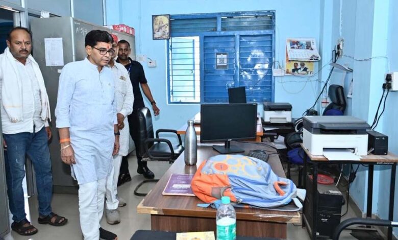 शैक्षणिक और गैर-शैक्षणिक स्टाफ अनिवार्य रूप से निर्धारित समय पर महाविद्यालय में उपस्थित रहें-मंत्री टंक राम वर्मा
