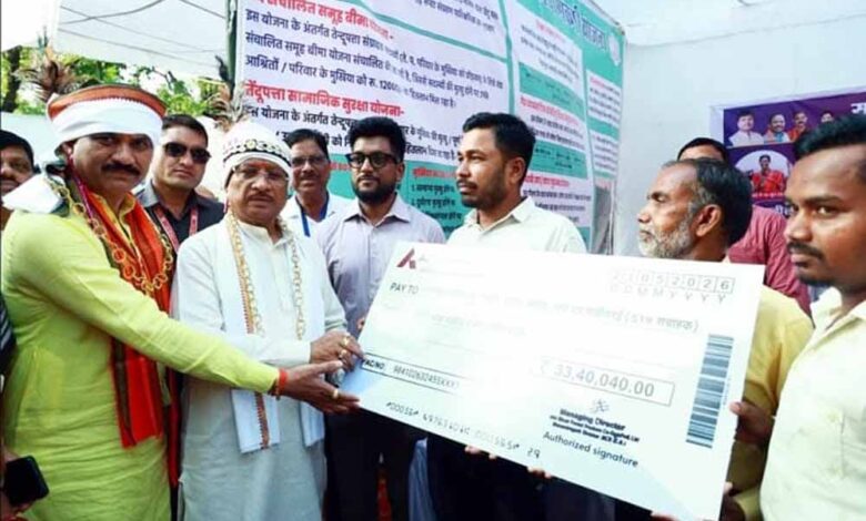 मुख्यमंत्री ने किया वन विभाग स्टॉल का अवलोकन, तेंदूपत्ता संग्राहकों को 33.40 लाख रुपये का भुगतान शुरू