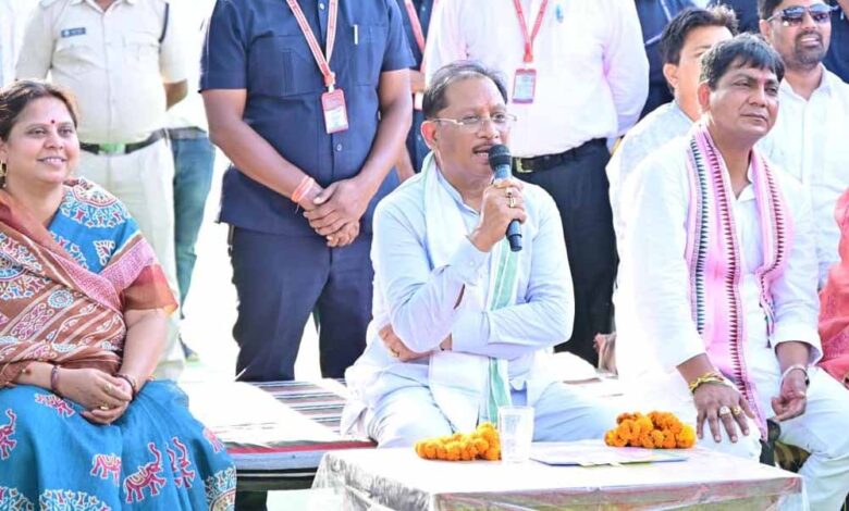 मुख्यमंत्री  विष्णु देव साय ने बरगद के पेड़ के नीचे लगाई चौपाल, सुनी ग्रामीणों की समस्याएं