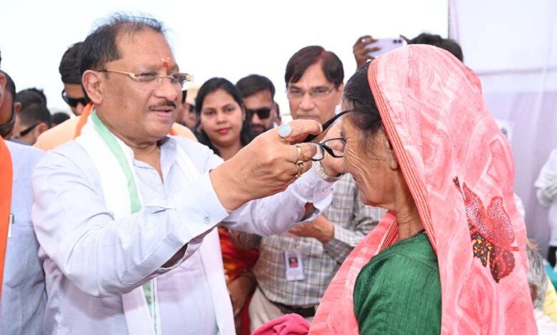 मुख्यमंत्री  विष्णु देव साय ने हितग्राहियों को अपने हाथों से पहनाया नजर का चश्मा