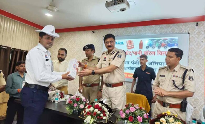 ट्रैफिक पुलिस को मिली रिफ्लेक्टिव सेफ्टी जैकेट, राडा ने दिया हरियाली बढ़ाने का संदेश