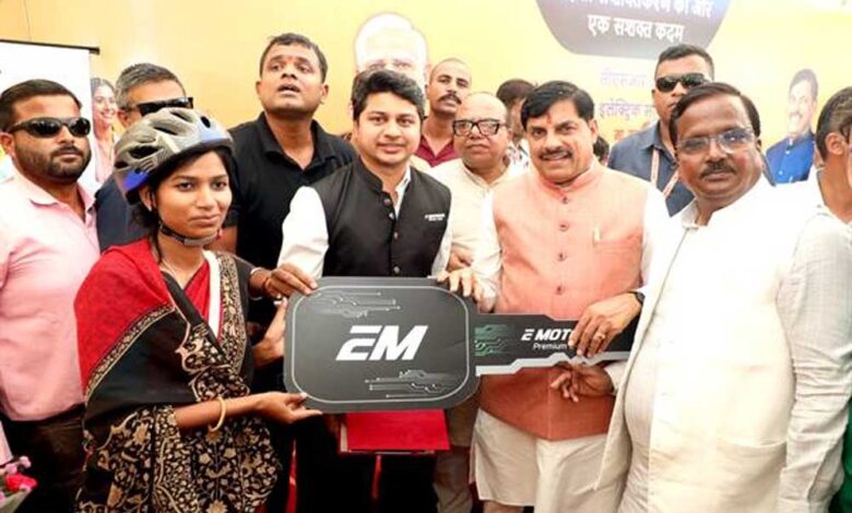 ई-साइकिलों-के-प्रयोग-से-महिला-कर्मयोगियों-को-मिलेगी-शक्ति-:-मुख्यमंत्री-डॉ.-यादव