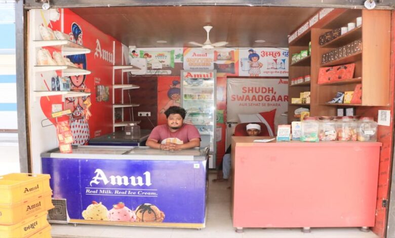 भगवान बिरसा मुण्डा योजना से बदली झाबुआ के अर्पित की जिंदगी, अमूल पार्लर खोल बने आत्मनिर्भर