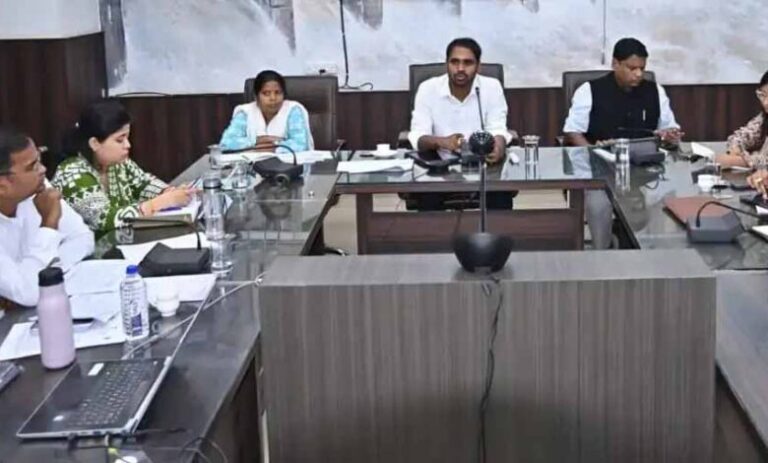 धमतरी-:-खरीफ-सीजन-में-किसानों-को-समय-पर-उर्वरक-उपलब्ध-कराने-प्रशासन-सजग