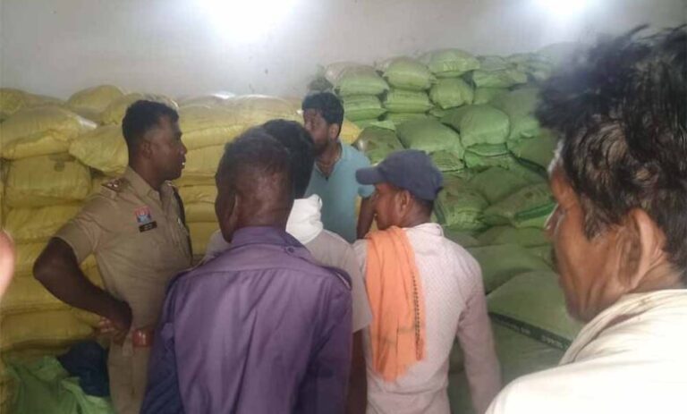 खाद-गोदाम-में-बड़ी-चोरी,-68-बोरी-dap-लेकर-फरार-हुए-बदमाश;-डॉग-स्क्वाड-के-साथ-जांच-में-जुटी-पुलिस