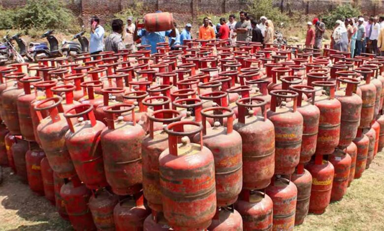 lpg-सिलेंडर-की-कीमतें-स्थिर:-दिल्ली-में-₹913,-जानें-आपके-शहर-का-रेट