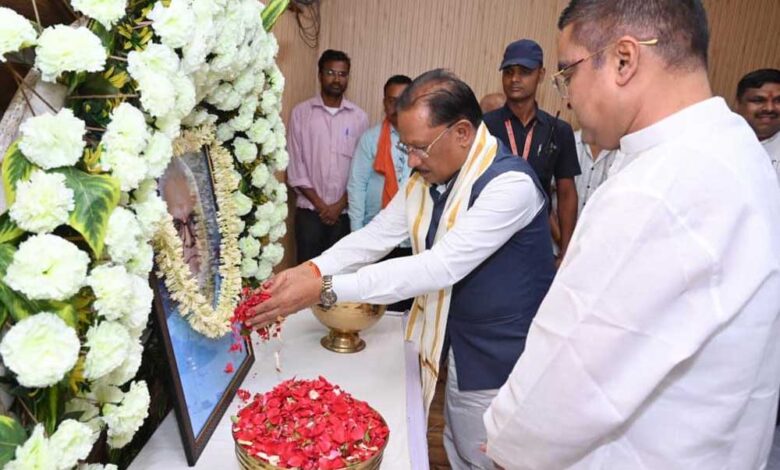 वैशाली-नगर-विधायक-रिकेश-सेन-के-निवास-पहुंचकर-व्यक्त-की-गहरी-संवेदना,-दिवंगत-आत्मा-की-शांति-के-लिए-की-प्रार्थना