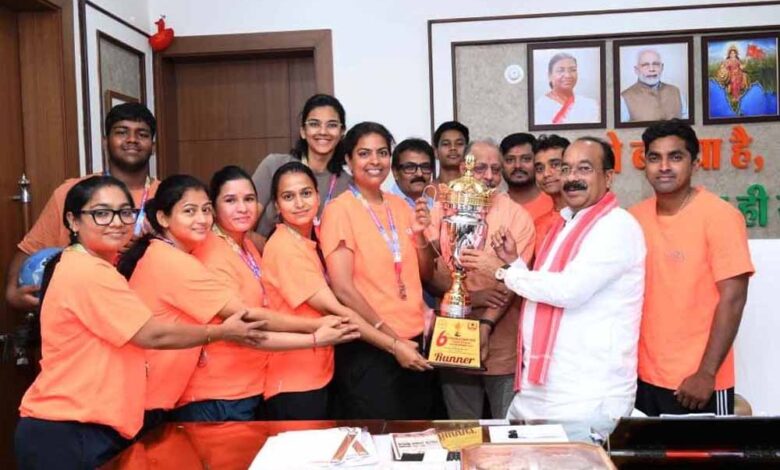 उप मुख्यमंत्री  अरुण साव से फेडरेशन कप मिक्स्ड नेटबॉल चैंपियनशिप में रजत पदक जीतने वाले खिलाड़ियों ने की मुलाकात