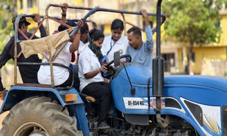 नक्सल प्रतिबंधों के बीच बदली तस्वीर, अबूझमाड़ के ग्रामीण पहली बार बनवाने पहुंचे ड्राइविंग लाइसेंस