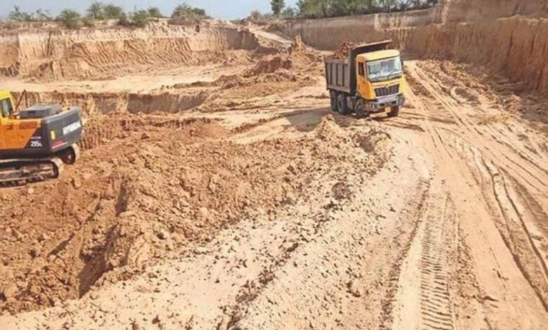महानदी में अवैध खनन पर बड़ा प्रहार: नाकेबंदी के दौरान 14 ओवरलोड हाइवा जब्त