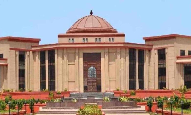 संविदा कर्मचारियों को राहत, हाईकोर्ट बोला- बिना नियमित नियुक्ति के नहीं हटाया जा सकता