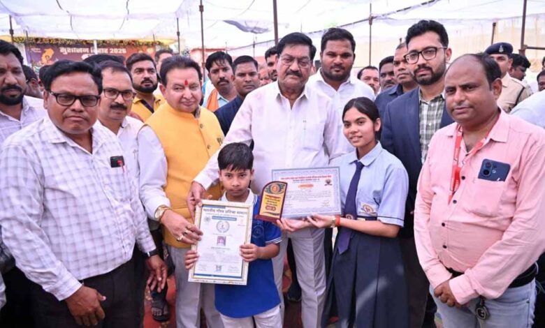 मंत्री दयाल दास बघेल ने बाल वैज्ञानिक सृष्टि और पीयूष को किया सम्मानित मांडल राष्ट्रीय विज्ञान मेला दिल्ली के लिए चयनित