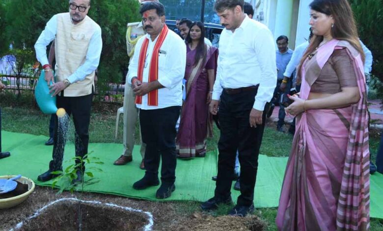 राज्यपालरमेन डेका ने किया पौधरोपण, कवर्धा कलेक्ट्रेट परिसर में रोपा आम का पौधा, पर्यावरण संरक्षण का दिया संदेश