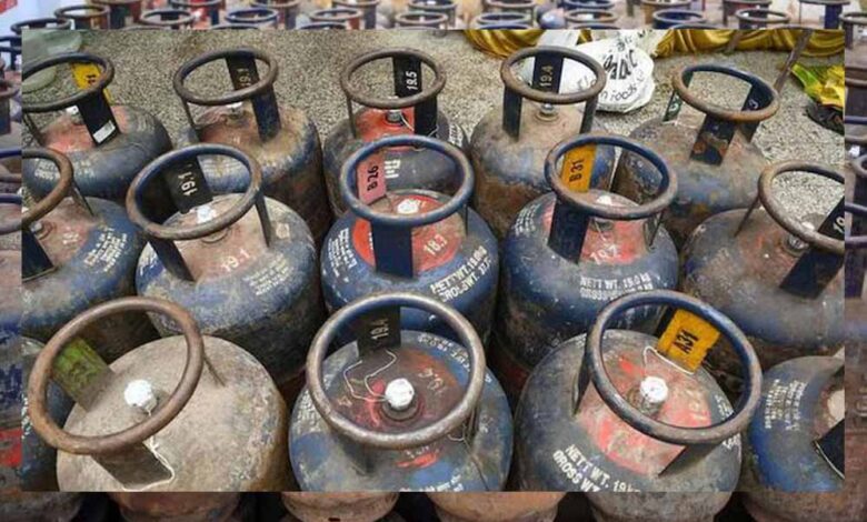 lpg-सिलेंडर-ने-तोड़ी-महंगाई-की-सारी-हदें!-जनवरी-से-7वीं-बार-बढ़े-दाम,-जानें-आपके-शहर-का-नया-रेट