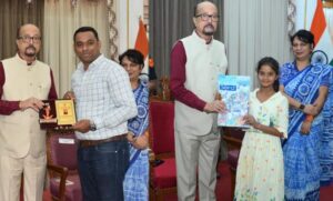 जीवन-में-ऐसा-कार्य-करें-जिसमें-केवल-पाना-नहीं,-समाज-को-कुछ-देना-हो-राज्यपाल-रमेन-डेका