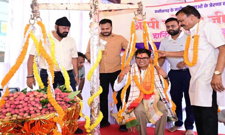 जन्मदिवस-पर-मौसमी-फलों-और-लड्डू-से-तौले-गए-वित्त-मंत्री-ओपी-चौधरी