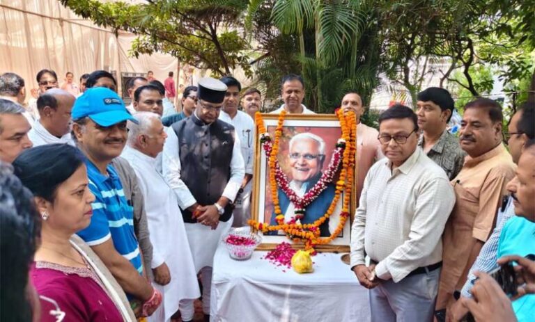 कैलाश-सारंग-जयंती-पर-सेवा-दिवस-का-आयोजन,-विश्वास-सारंग-ने-बुजुर्गों-के-चरण-पखारकर-लिया-आशीर्वाद