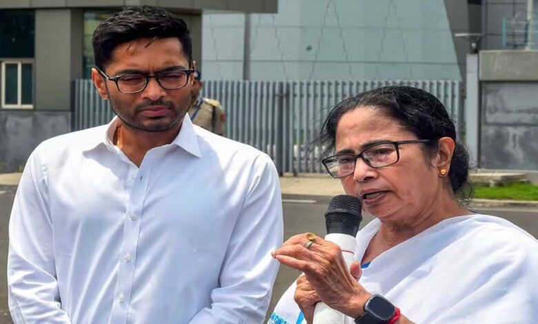 tmc-में-बगावत-की-अटकलों-के-बीच-ममता-बनर्जी-का-बड़ा-फैसला,-सभी-कमेटियां-भंग