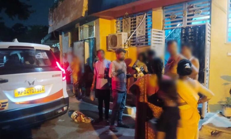 भोपाल-के-डायल-112-हीरोज-घर-की-राह-भटकी-03-वर्षीय-मासूम-को-सुरक्षित-परिजनों-से-मिलाया