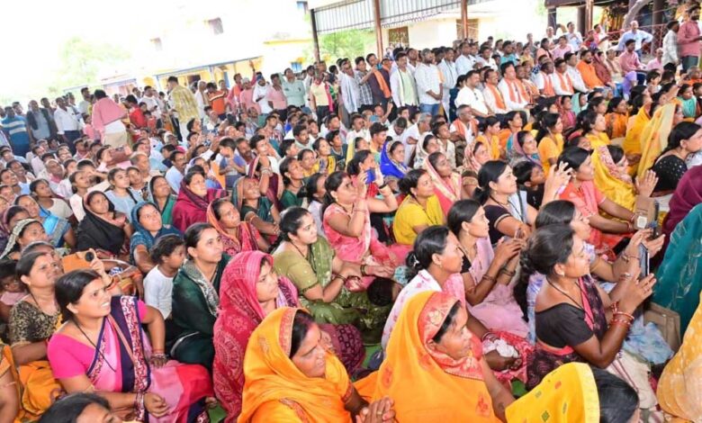 चौपाल-में-मुख्यमंत्री-ने-सुनी-जनता-की-बात,-विकास-कार्यों-की-दी-सौगात