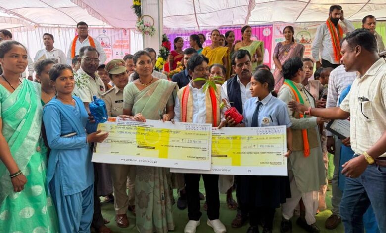 बस्तर की बेटियों ने पेश की सफलता की मिसाल, तेंदूपत्ता संग्राहक परिवारों की रुद्राणी और डालेश्वरी ने बढ़ाई अंचल की शान