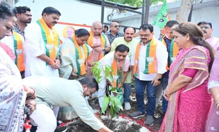 वृक्ष-धरती-को-केवल-हरियाली-नहीं-देता,-बल्कि-मानवता-को-जीवन,-ऊर्जा-और-भविष्य-प्रदान-करता-है-:-उप-मुख्यमंत्री-देवड़ा