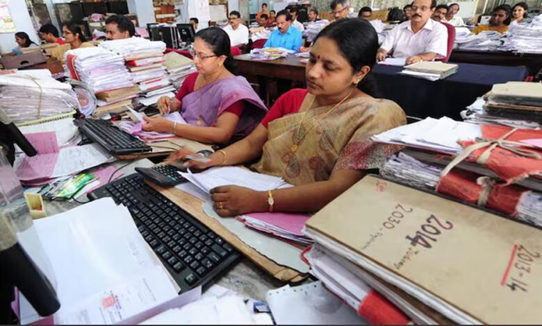 38 हजार कर्मचारियों के सर्विस रिकॉर्ड की होगी जांच, ज्यादा वेतन लेने वालों पर गिरेगी गाज