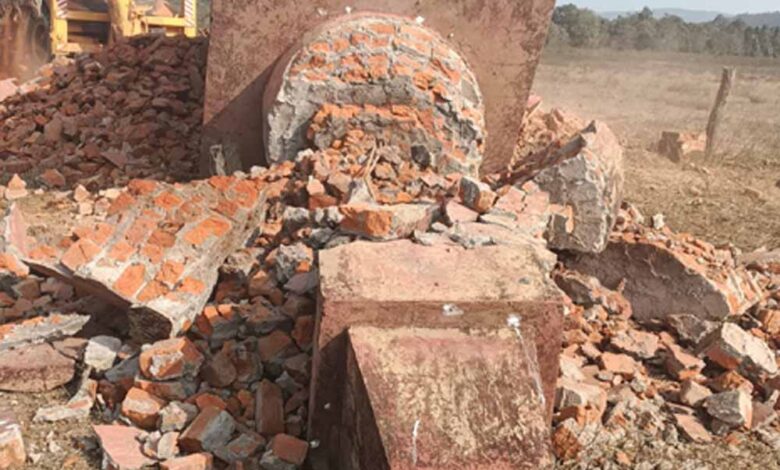 नारायणपुर में नक्सलियों के प्रतीकों पर कार्रवाई, सुरक्षा बलों ने ध्वस्त किए स्मारक