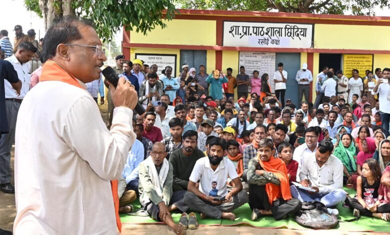 आम की छांव में मुख्यमंत्री की चौपाल: खाट पर बैठे, ग्रामीणों की सुनी बात, मौके पर दिए समाधान