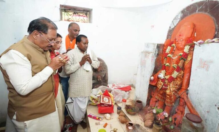 मुख्यमंत्री-ख्यमंत्री-विष्णुदेव-साय-ने-ऐतिहासिक-चतुर्भुज-विष्णु-मंदिर-में-की-पूजा-अर्चना,-प्रदेश-की-सुख-समृद्धि-की-कामना