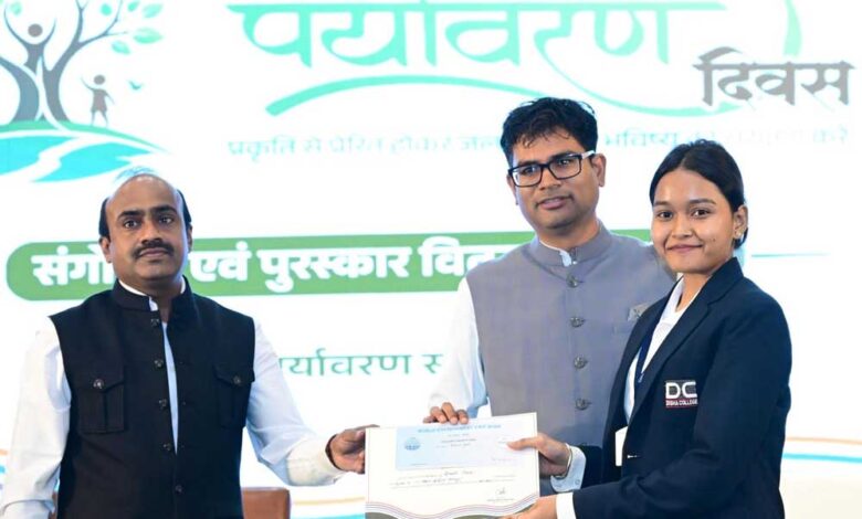 विश्व पर्यावरण दिवस पर आयोजित चित्रकला प्रतियोगिता के विजेताओं को मंत्री  ओ.पी. चौधरी ने किया सम्मानित