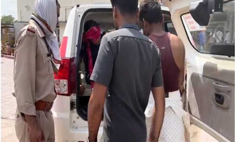 टीकमगढ़-के-डायल-112-हीरोज-सड़क-दुर्घटना-में-घायल-दो-युवतियों-एवं-एक-युवक-को-त्वरित-सहायता-से-पहुँचाया-अस्पताल
