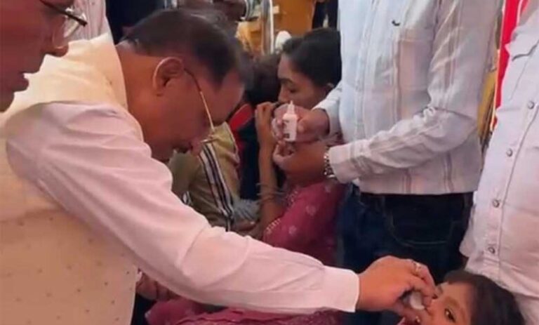द्रनाहू-कुर्मी-क्षत्रिय-समाज-के-केंद्रीय-अधिवेशन-में-मुख्यमंत्री-ने-बच्चों-को-कराया-स्वर्णप्राशन