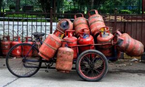 lpg-सिलेंडर-942-रुपये-पहुंचा,-फिर-भी-भारत-में-सबसे-सस्ता!-जानिए-पाकिस्तान,-श्रीलंका-समेत-पड़ोसी-देशों-के-दाम