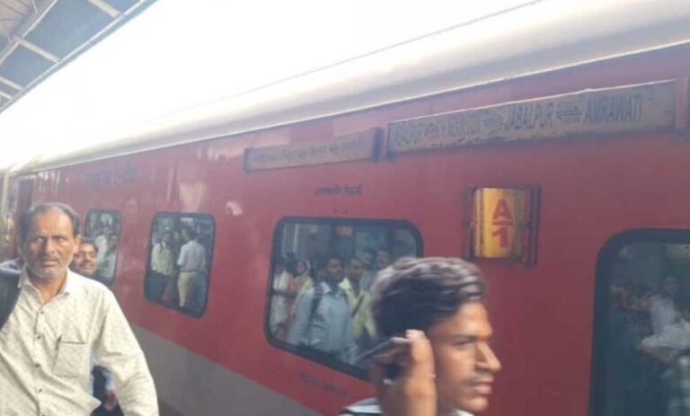 सतना-रेलवे-स्टेशन-पर-बड़ी-चूक,-डिस्प्ले-में-इंटरसिटी-तो-प्लेटफॉर्म-पर-पहुंची-महाकौशल-एक्सप्रेस