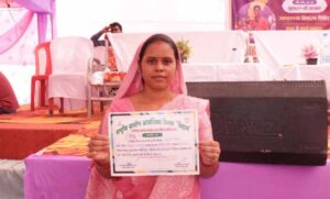 बिहान-योजना-से-बदली-दूरपती-की-जिंदगी,-सिलाई-व्यवसाय-से-बनीं-‘लखपति-दीदी’,-1.20-लाख-की-आय