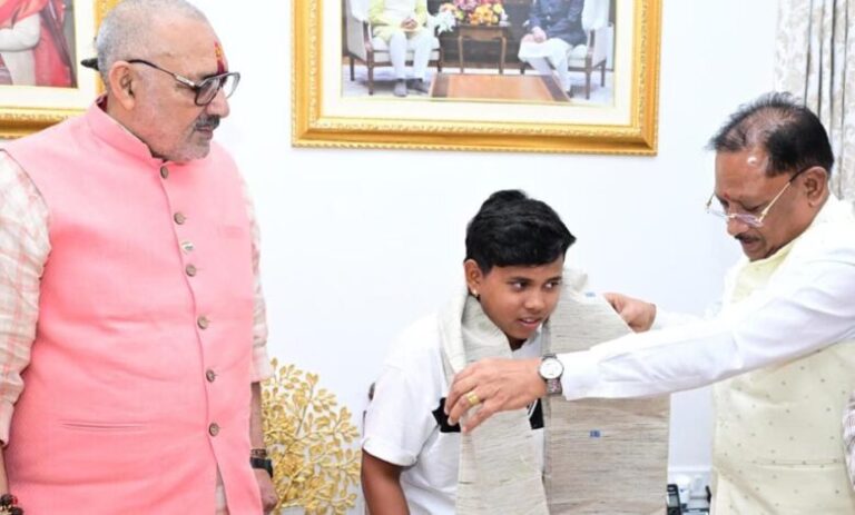श्रीलंका-दौरे-के-लिए-भारतीय-अंडर-19-महिला-क्रिकेट-टीम-की-उपकप्तान-बनीं-महक-नरवासे-:-मुख्यमंत्री-विष्णु-देव-साय-ने-किया-सम्मानित