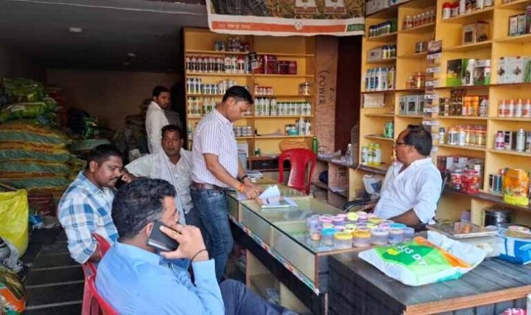 खाद-कालाबाजारी-पर-बड़ा-एक्शन,-1500-बोरी-जब्त;-दो-प्रतिष्ठानों-के-लाइसेंस-निलंबित