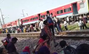 मोबाइल-फटने-की-अफवाह-बनी-मौत-की-वजह,-मुरैना-में-चलती-ट्रेन-से-कूदे-यात्री;-4-की-दर्दनाक-मौत
