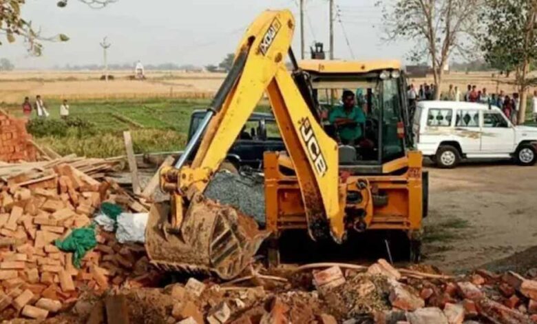 इंदौर-में-सुबह-से-गरजा-बुलडोजर,-100-से-ज्यादा-निर्माण-ध्वस्त;-मौके-पर-भारी-पुलिस-बल-तैनात
