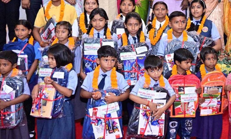 नए शैक्षणिक सत्र की शुरुआत पर स्कूलों में उत्साह, विद्यार्थियों का तिलक लगाकर स्वागत