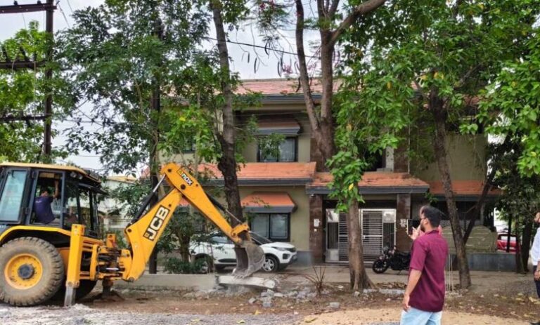 सेजबहार-फेस-1-कॉलोनी-की-भूमि-से-अतिक्रमण-हटाया,-अवैध-सड़क-निर्माण-पर-मंडल-की-कार्रवाई